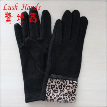 Women&#39;s fashion woollen gloves with the leopard print fabric cuff