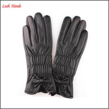 2015 lady&#39;s fashion black sheep leather gloves with bow