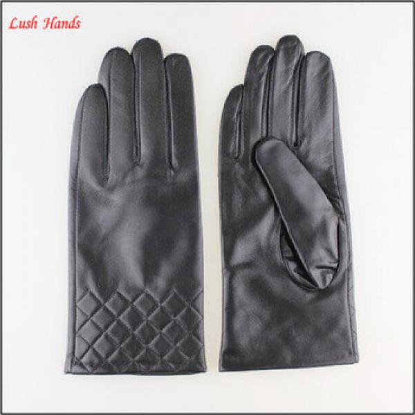 Women&#39;s leather gloves with sewings design at bottom #1 image